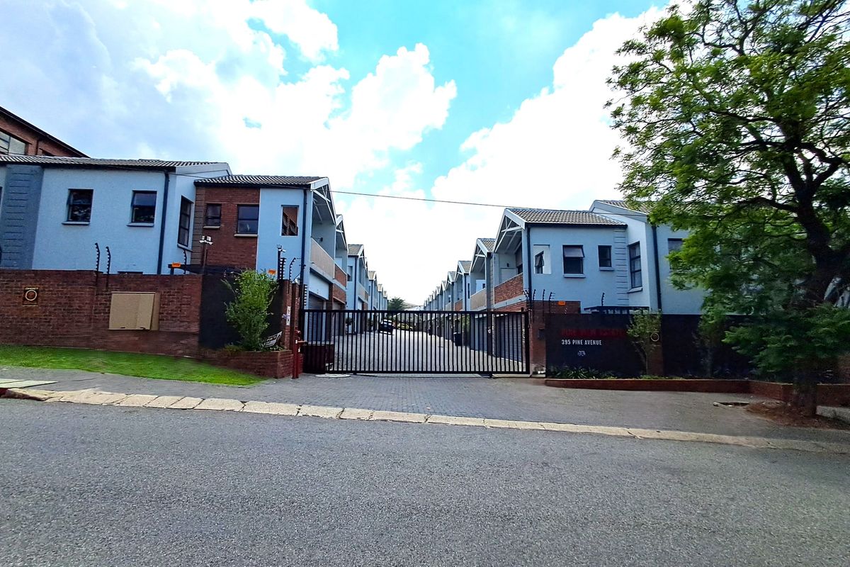 Townhouse For Sale In Randburg - Photo 2