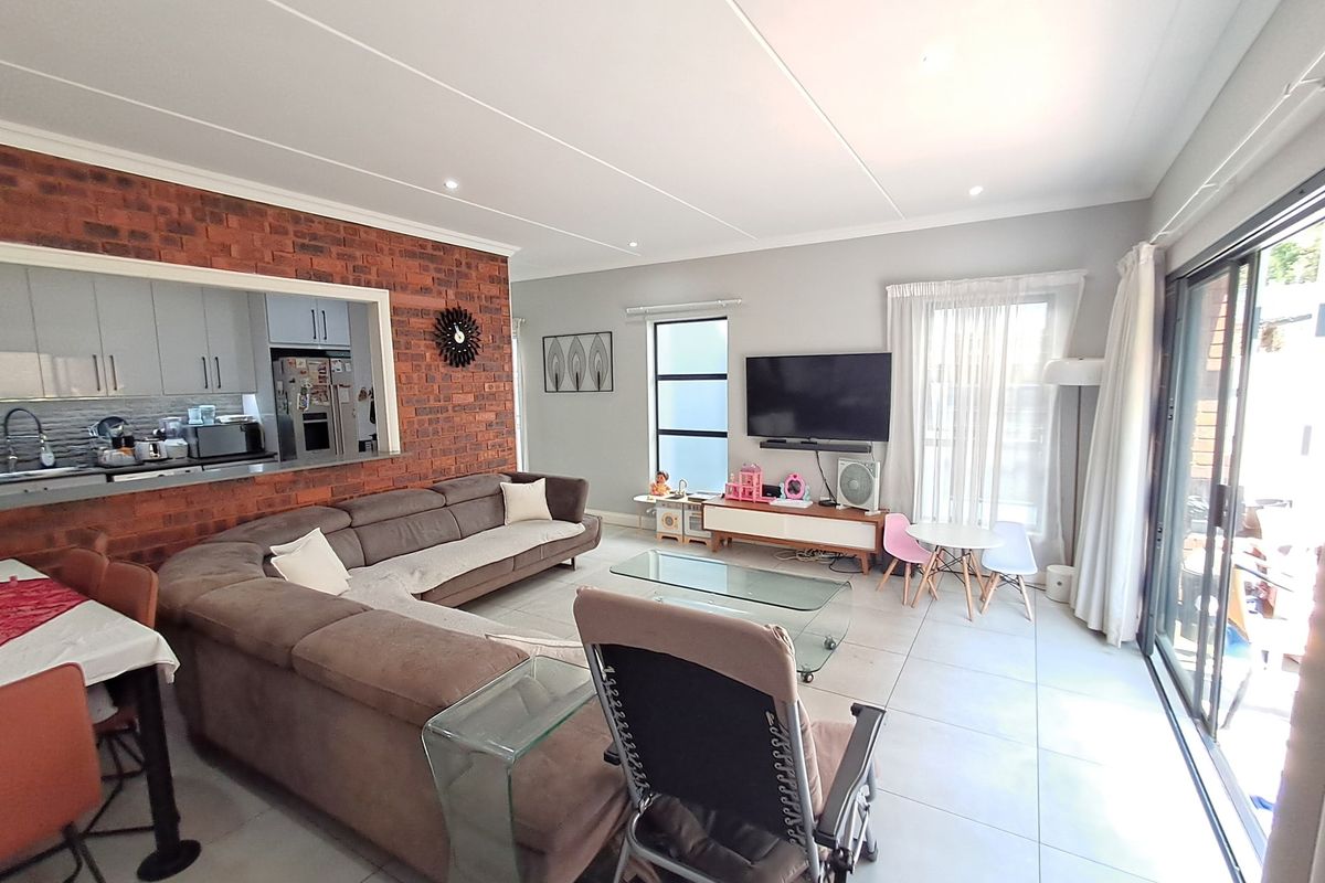 Townhouse For Sale In Randburg - Photo 4