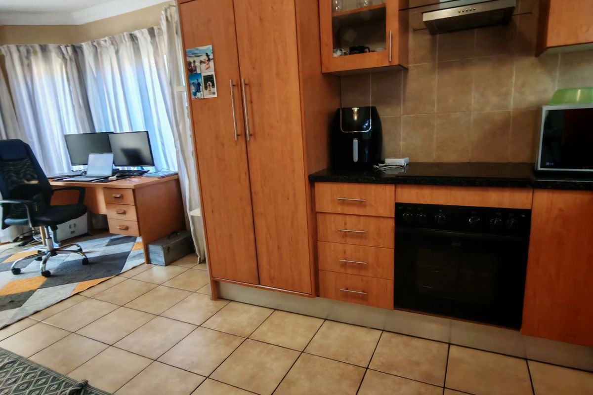 Townhouse Rental Monthly In Midrand - Photo 5