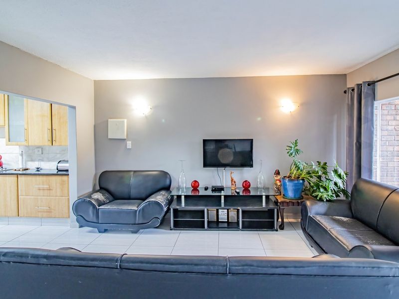Townhouse For Sale In Alberton - Photo 6