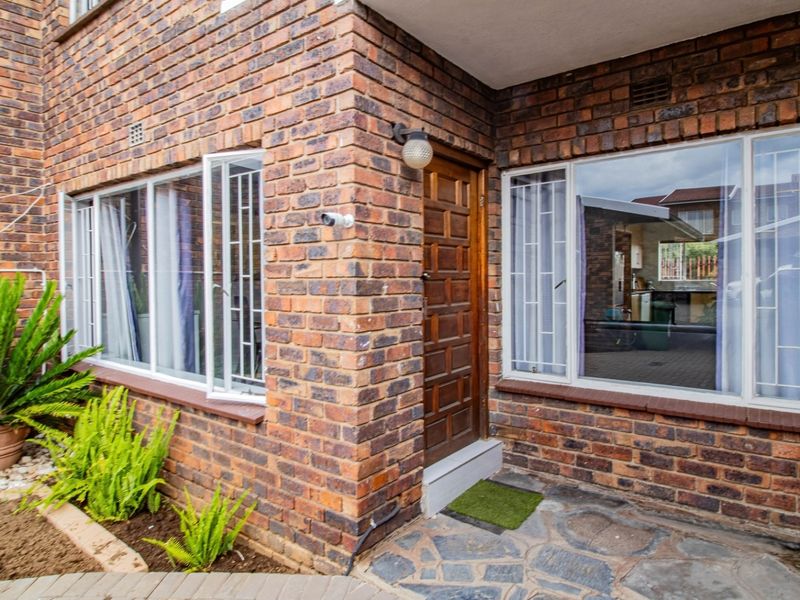 Townhouse For Sale In Alberton - Photo 4