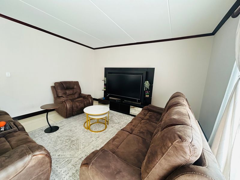 Townhouse Rental Monthly In Midrand - Photo 4