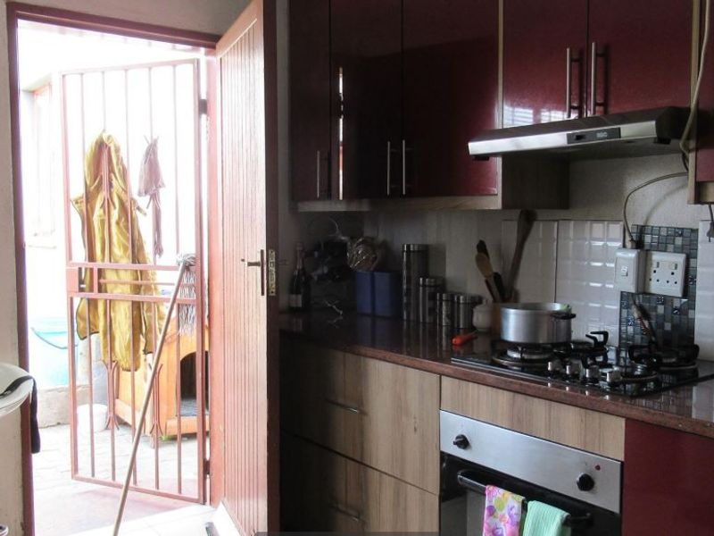 House For Sale In Tembisa - Photo 2
