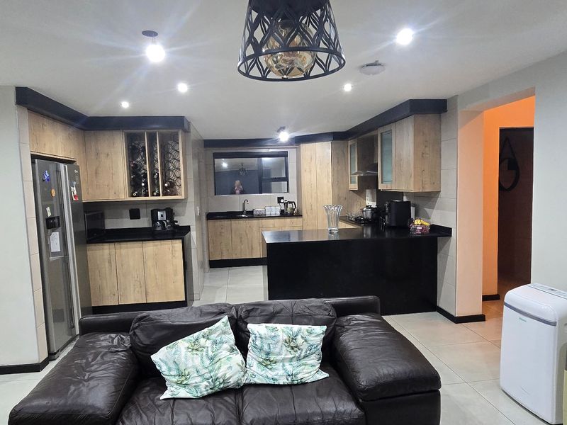 House For Sale In Benoni - Photo 2