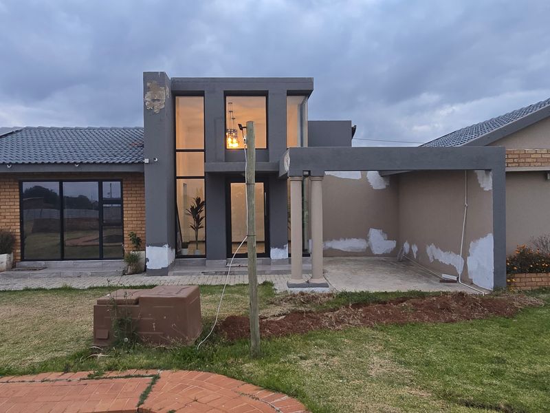 House For Sale In Benoni - Photo 1