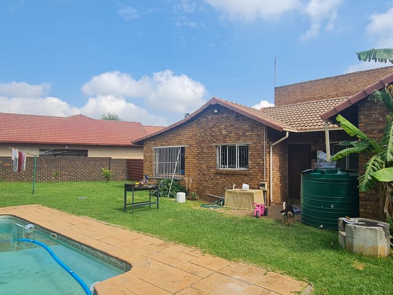 House For Sale In Boksburg - Photo 2