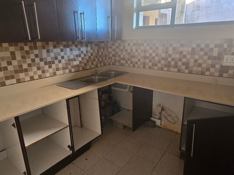Apartment For Sale In Johannesburg - Photo 2