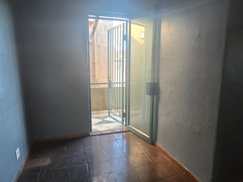 Apartment For Sale In Johannesburg - Photo 3