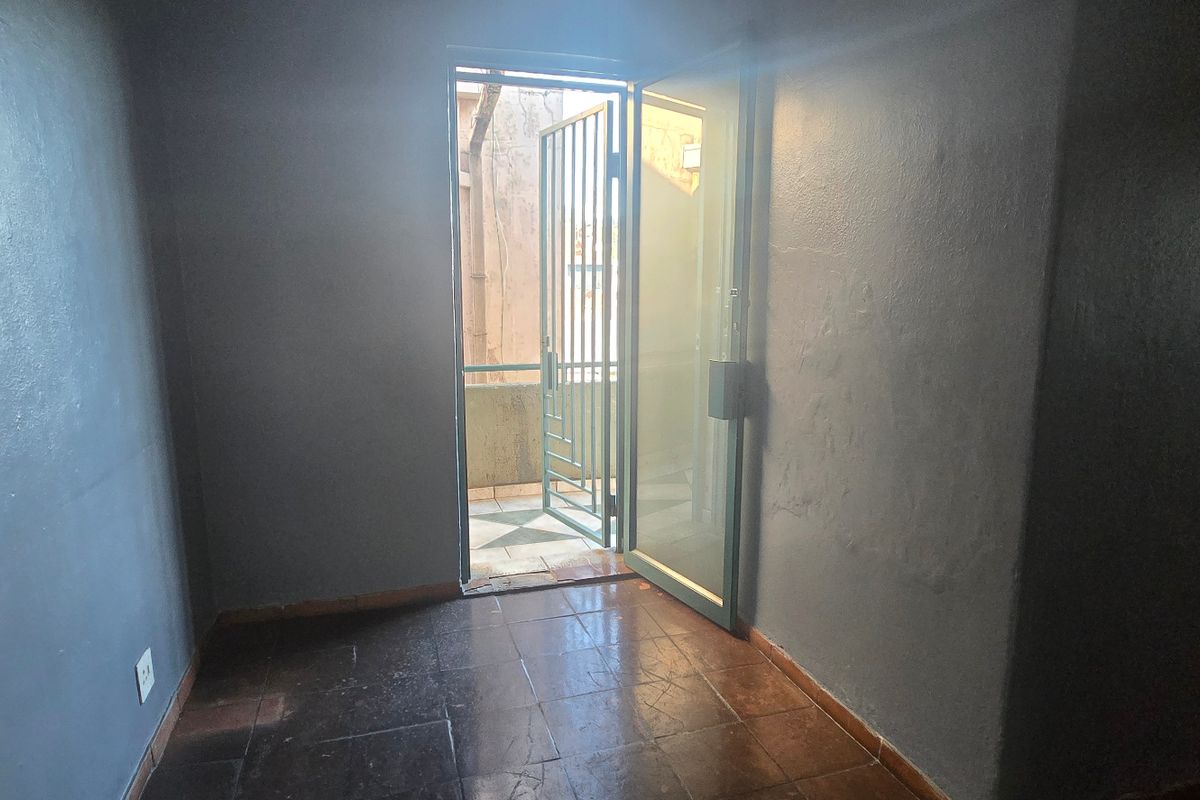 Apartment For Sale In Johannesburg - Photo 3
