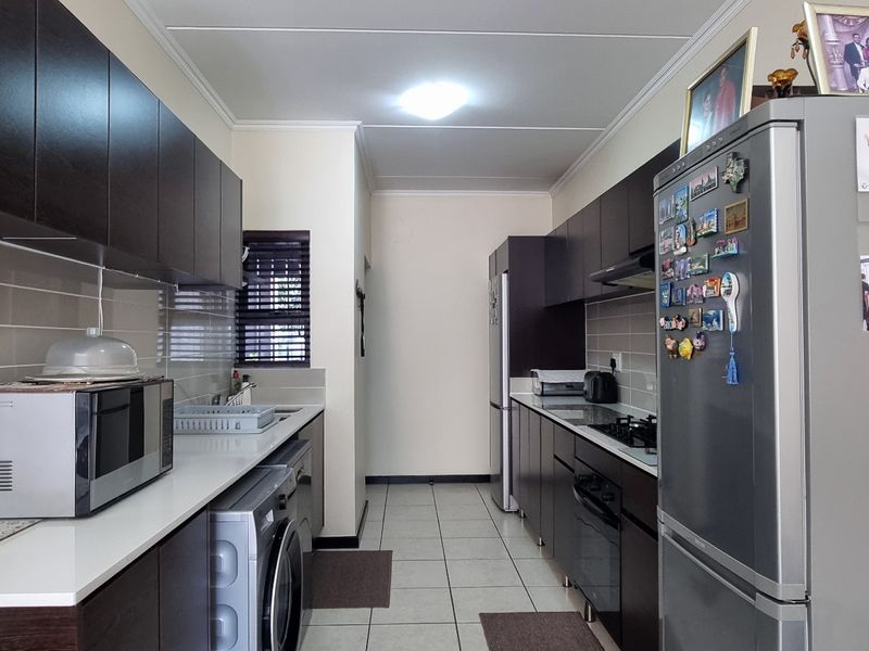 Apartment For Sale In Johannesburg - Photo 7