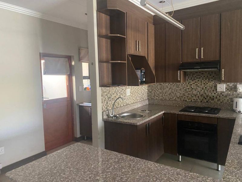 Townhouse For Sale In Bloemfontein - Photo 2