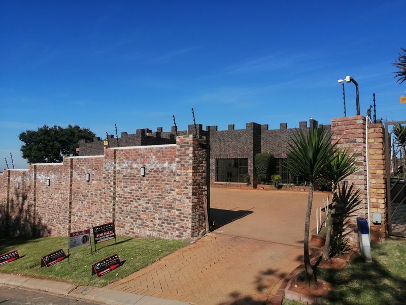 House For Sale In Johannesburg - Photo 2