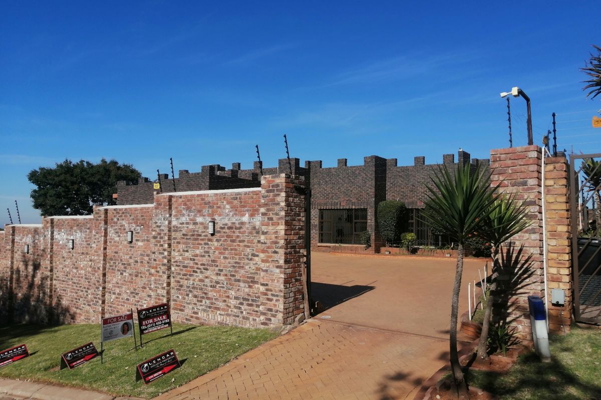 House For Sale In Johannesburg - Photo 2