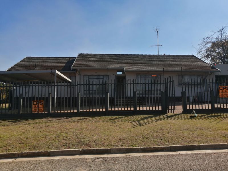 House For Sale In Johannesburg - Photo 2