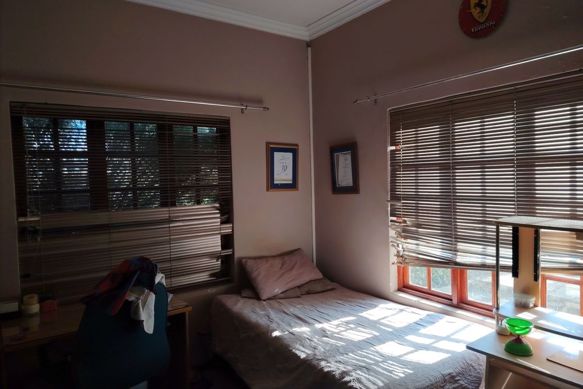 A bedroom featuring dual windows with venetian blinds, coving, and recessed ceiling lighting.