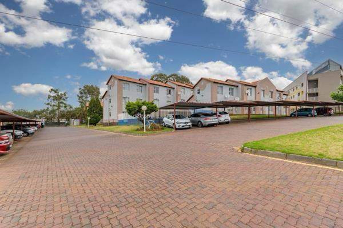 Townhouse For Sale In Johannesburg - Photo 2