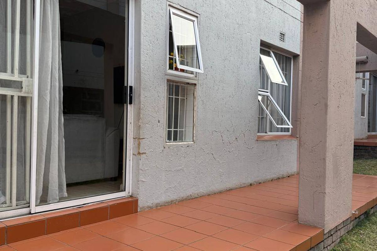 Townhouse For Sale In Johannesburg - Photo 3