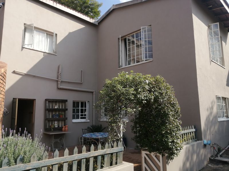 House For Sale In Johannesburg - Photo 2