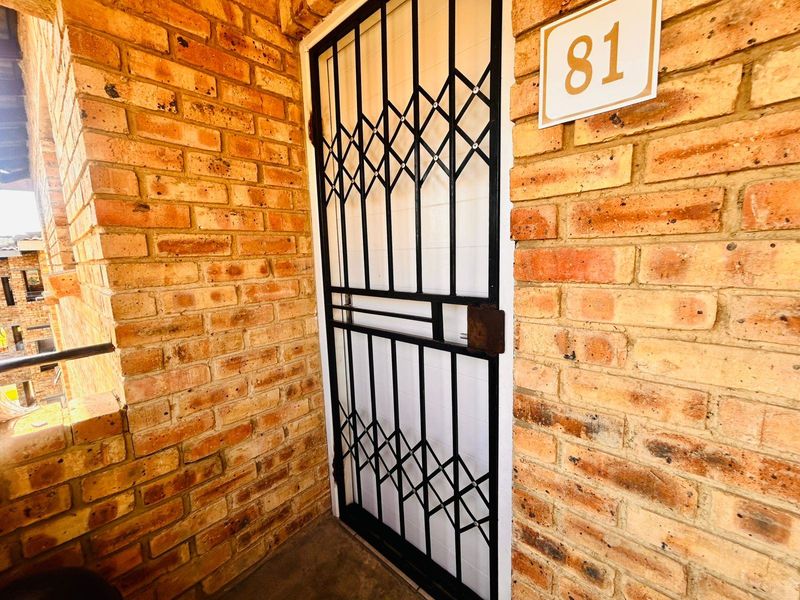 Townhouse For Sale In Alberton - Photo 4