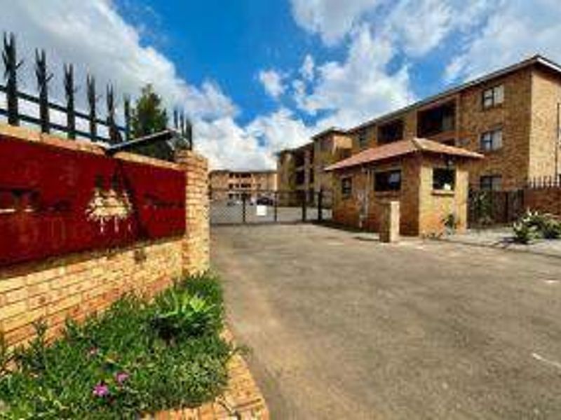 Townhouse For Sale In Alberton - Photo 2