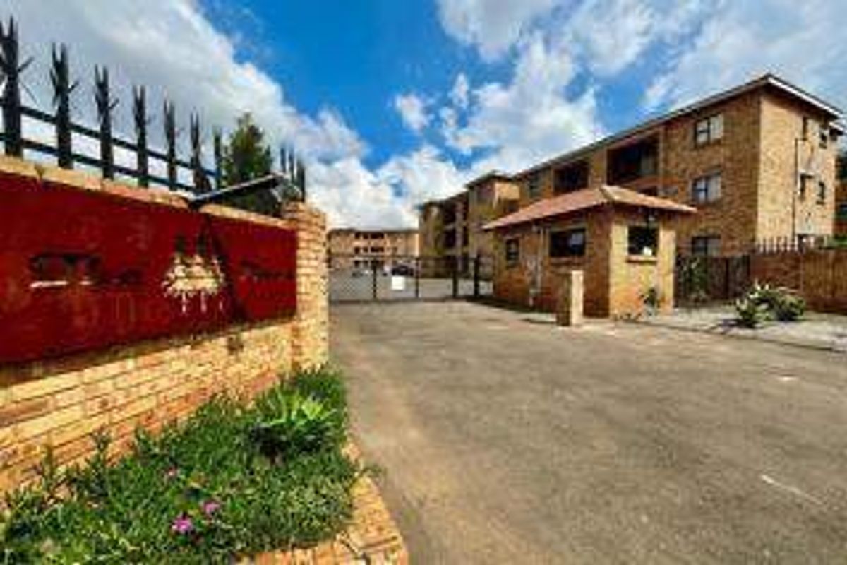 Townhouse For Sale In Alberton - Photo 2