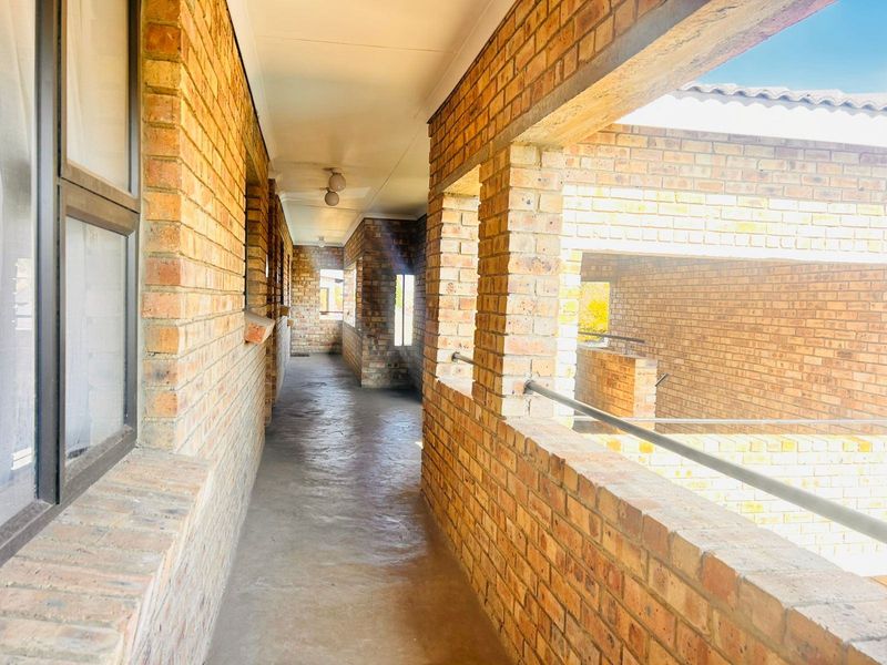 Townhouse For Sale In Alberton - Photo 5