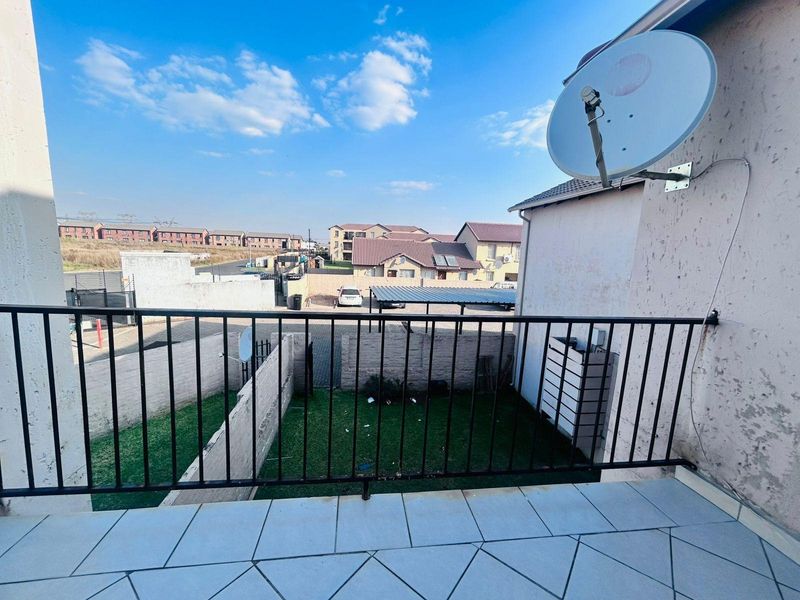 Townhouse For Sale In Alberton - Photo 3
