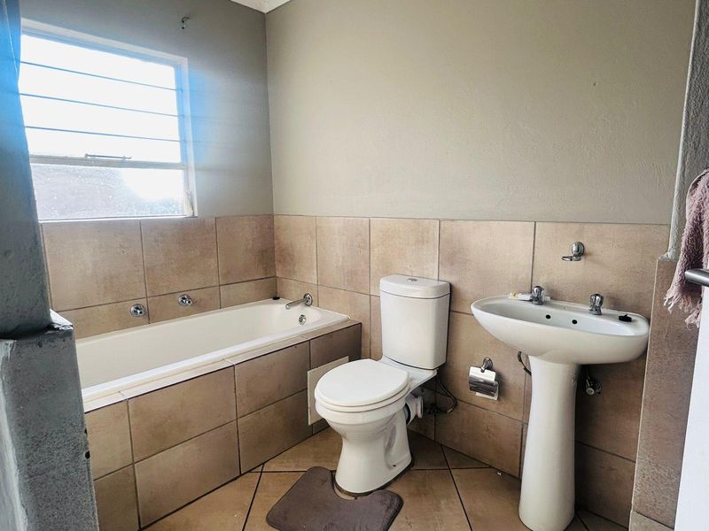 Townhouse For Sale In Alberton - Photo 5