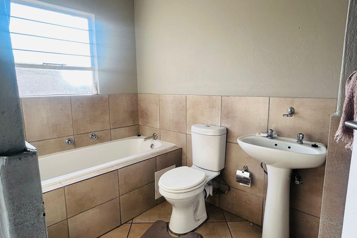 Townhouse For Sale In Alberton - Photo 5