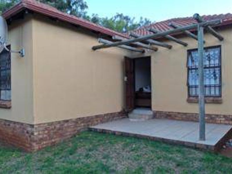 Townhouse For Sale In Akasia - Photo 2
