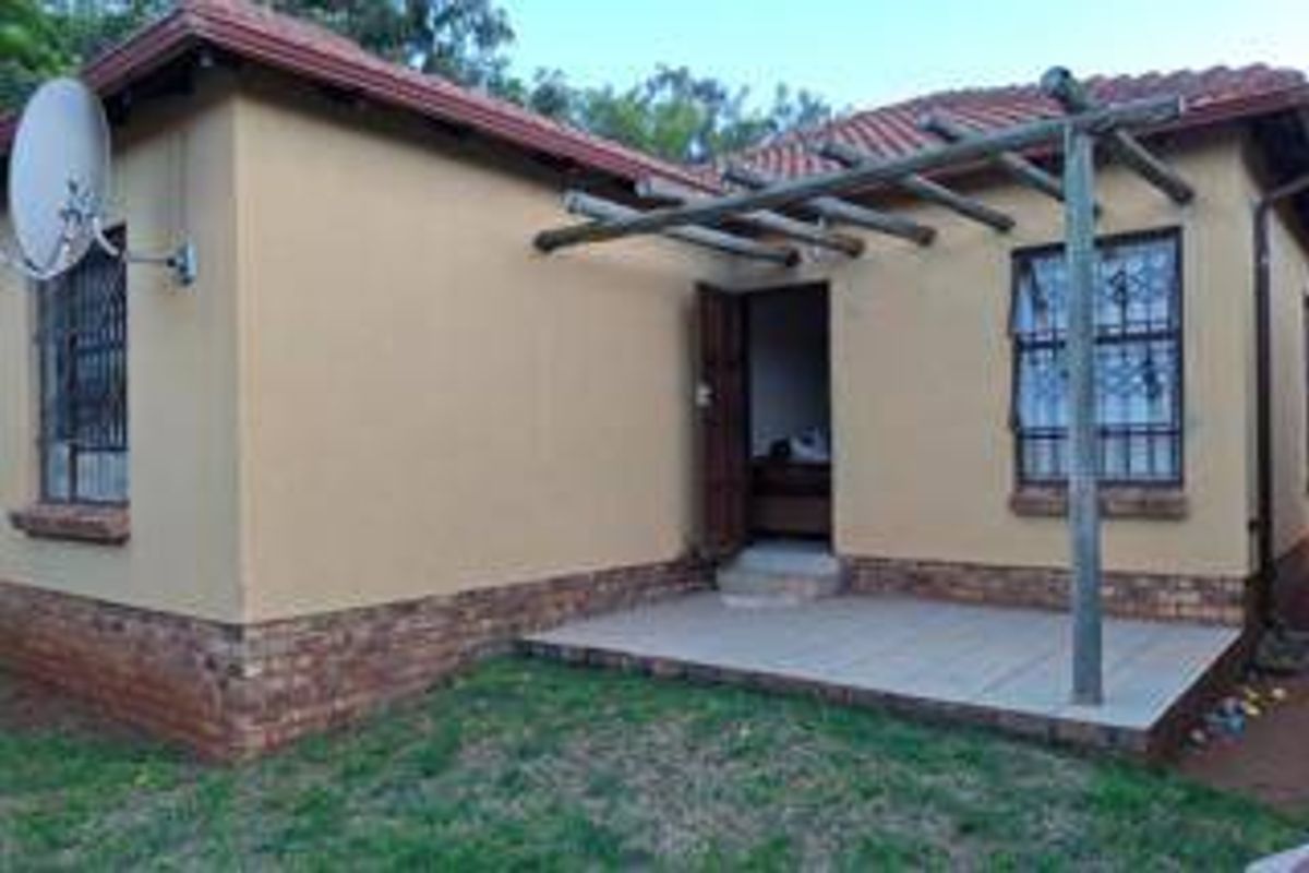 Townhouse For Sale In Akasia - Photo 2