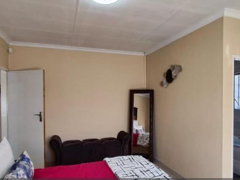 A bedroom featuring neutral wall tones, coving, and direct access to an en-suite bathroom.