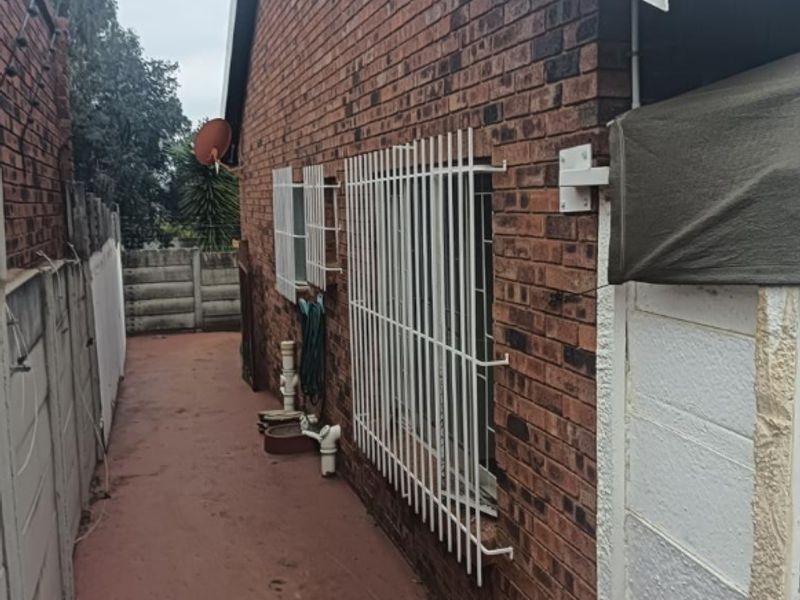 Townhouse For Sale In Alberton - Photo 6