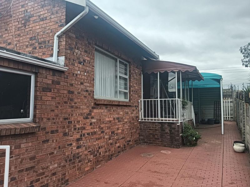 Townhouse For Sale In Alberton - Photo 4