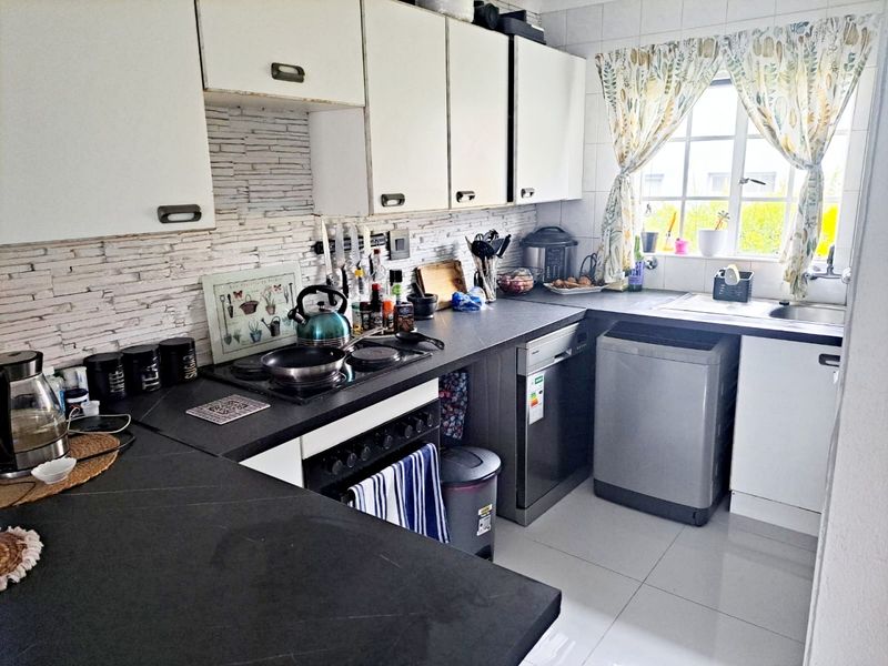 Townhouse For Sale In Edenvale - Photo 10