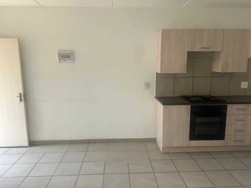 Townhouse For Sale In Alberton - Photo 5