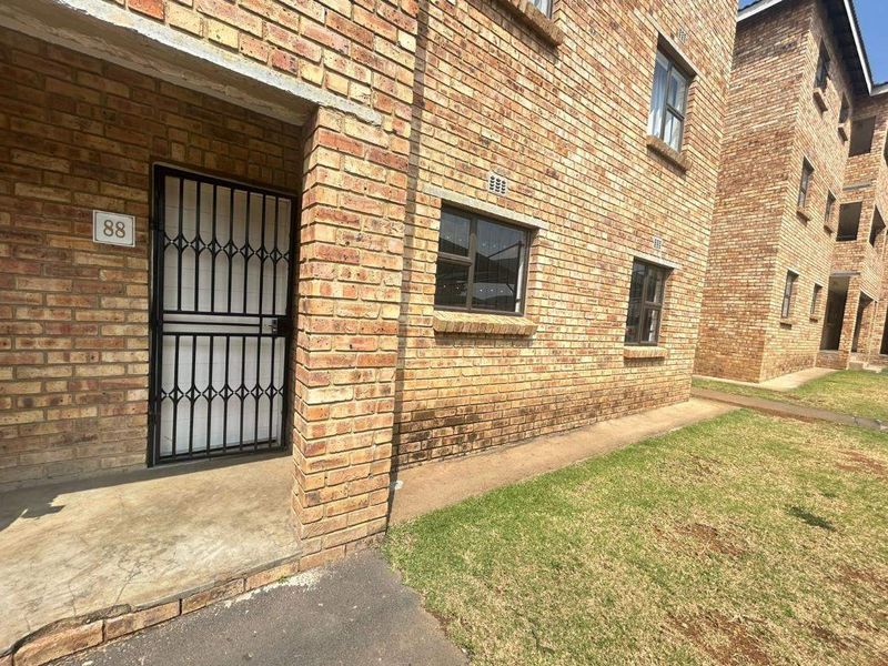 Townhouse For Sale In Alberton - Photo 3