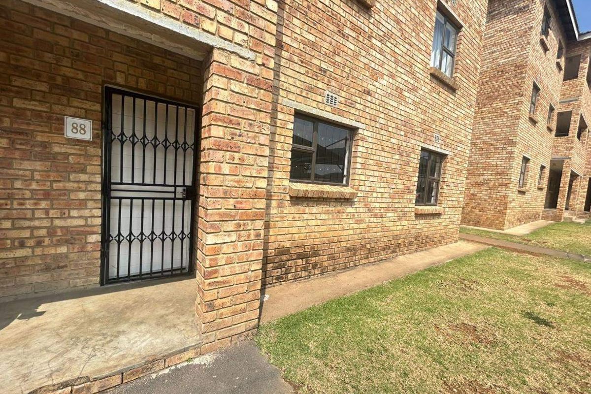 Townhouse For Sale In Alberton - Photo 3