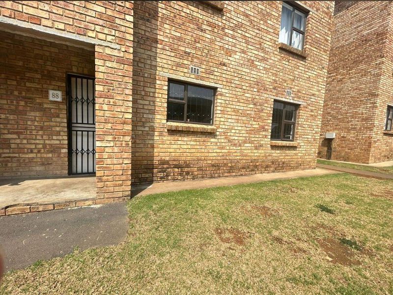 Townhouse For Sale In Alberton - Photo 2