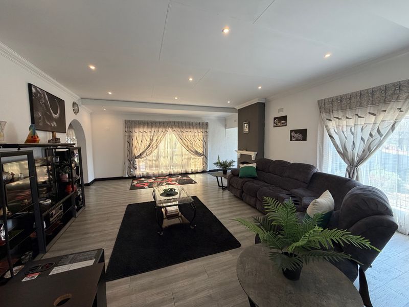 House For Sale In Benoni - Photo 4