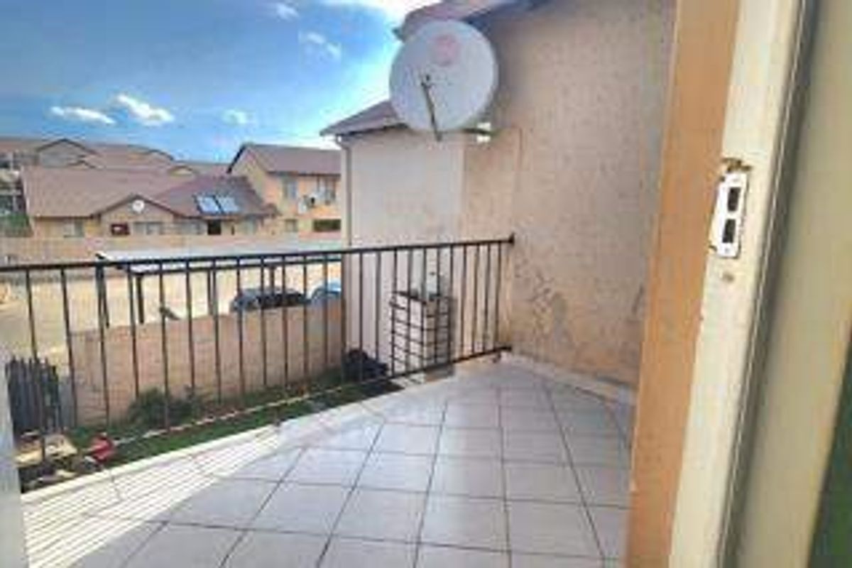 Townhouse For Sale In Alberton - Photo 2