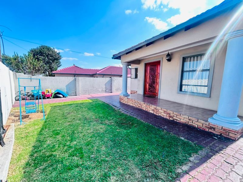 House For Sale In Johannesburg - Photo 4