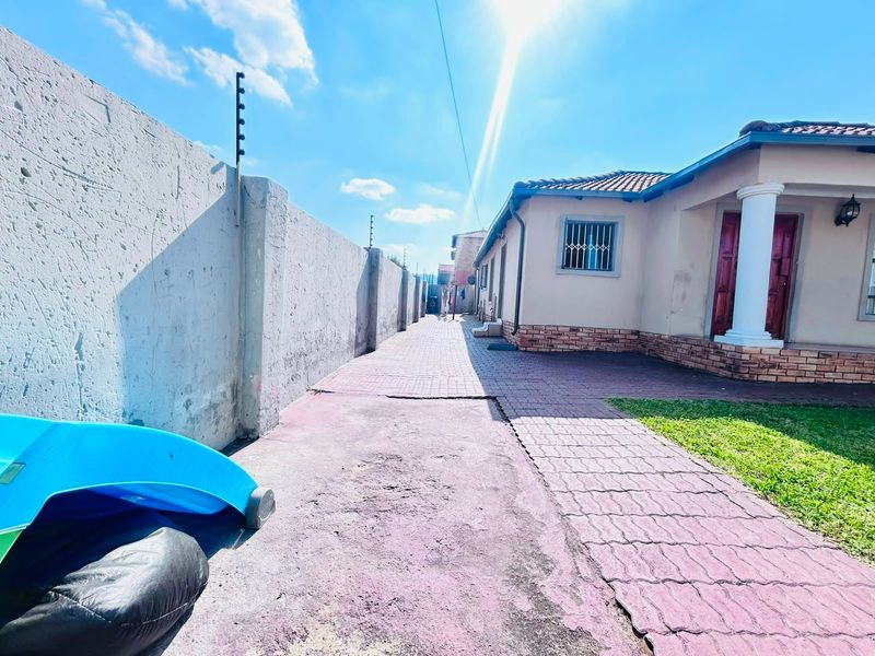 House For Sale In Johannesburg - Photo 5