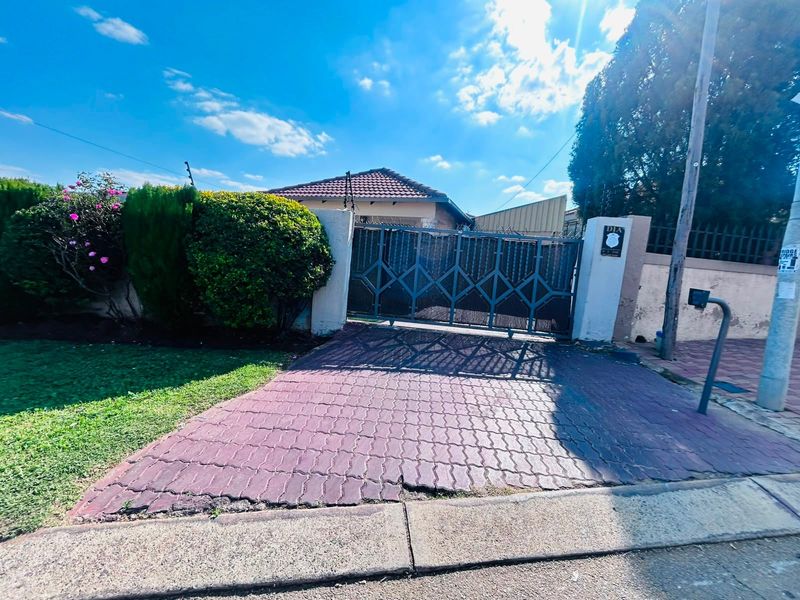 House For Sale In Johannesburg - Photo 2