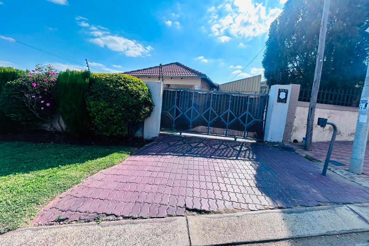 House For Sale In Johannesburg - Photo 2