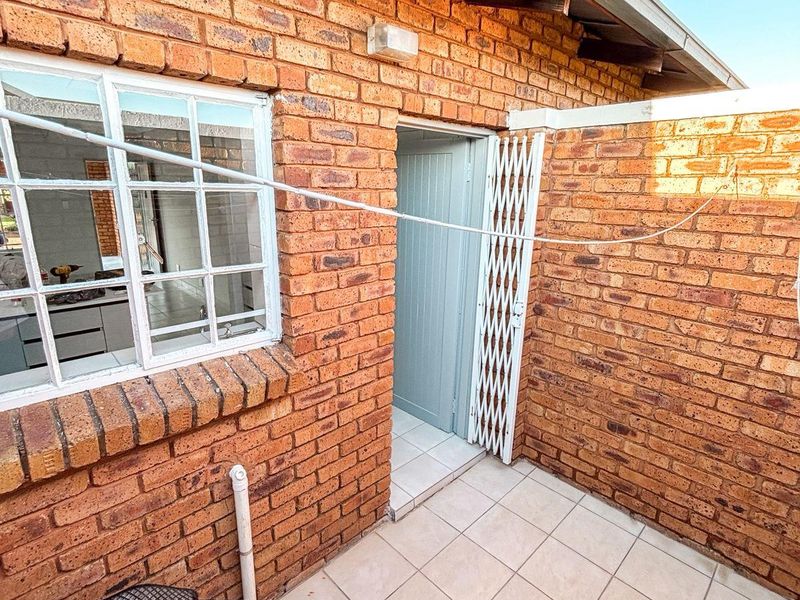 Townhouse Rental Monthly In Brakpan - Photo 2