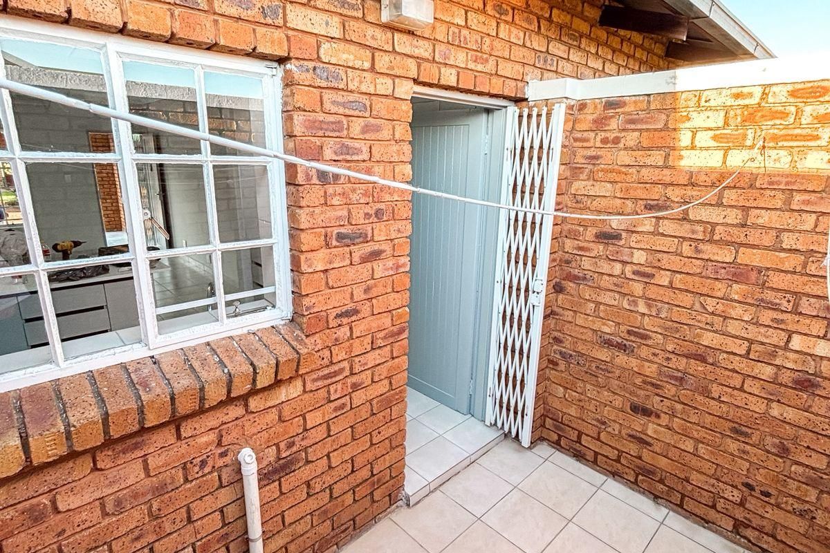Townhouse Rental Monthly In Brakpan - Photo 2