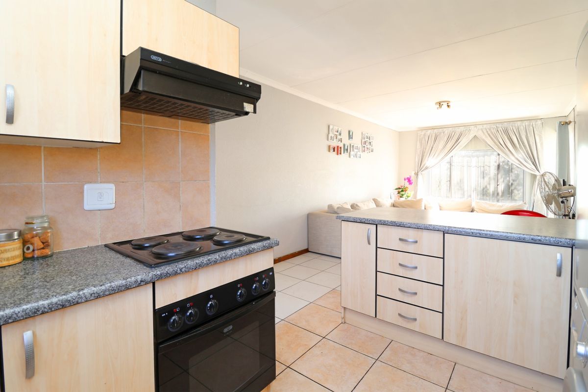 Townhouse For Sale In Johannesburg - Photo 5
