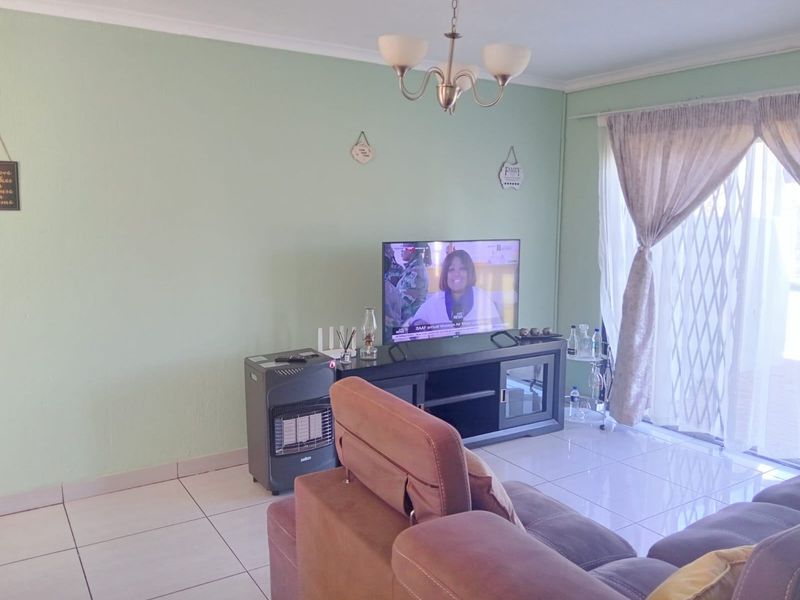 Apartment For Sale In Roodepoort - Photo 5