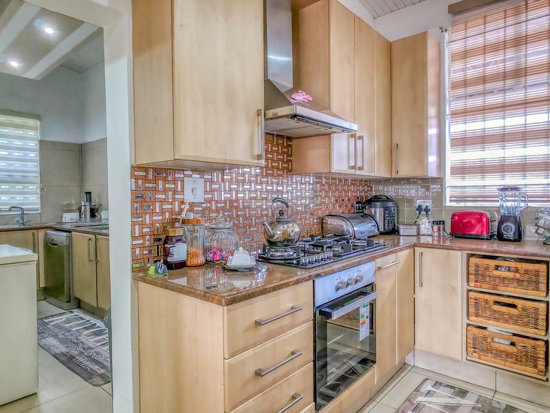 Apartment Rental Monthly In Randburg - Photo 10